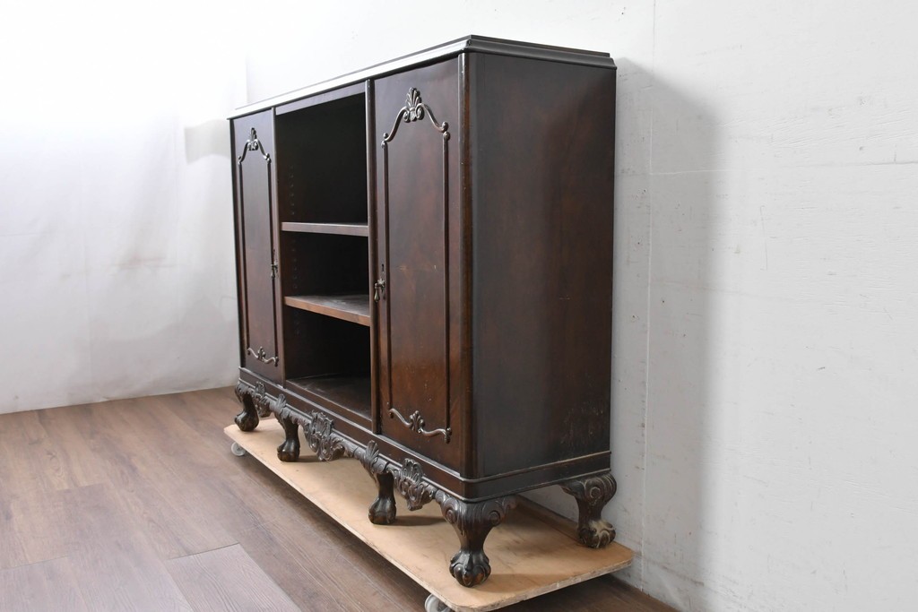 イギリスアンティーク　ウォールナット材　ボール・アンド・クロウの猫脚と彫刻装飾が優美なサイドボード　(R-087784)