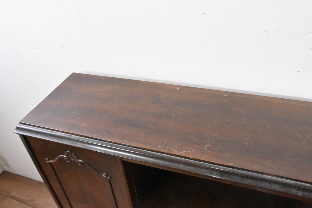 イギリスアンティーク　ウォールナット材　ボール・アンド・クロウの猫脚と彫刻装飾が優美なサイドボード　(R-087784)