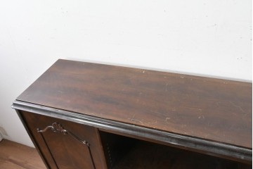 イギリスアンティーク　ウォールナット材　ボール・アンド・クロウの猫脚と彫刻装飾が優美なサイドボード　(R-087784)