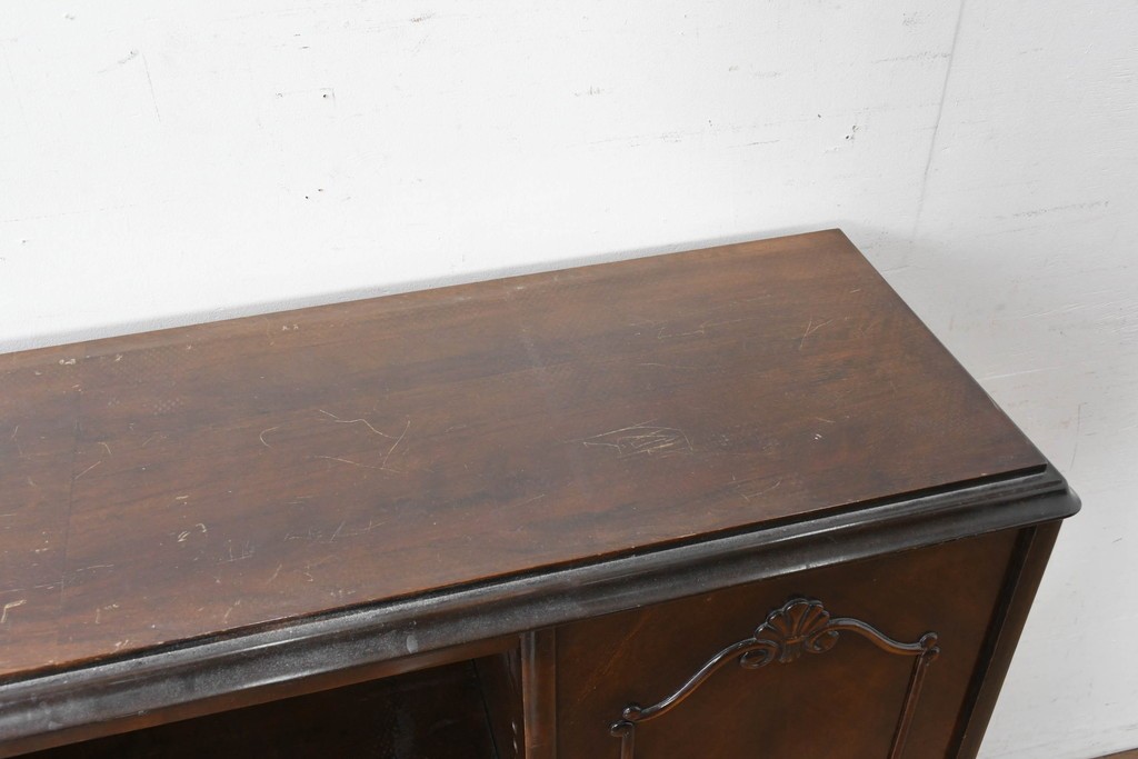 イギリスアンティーク　ウォールナット材　ボール・アンド・クロウの猫脚と彫刻装飾が優美なサイドボード　(R-087784)