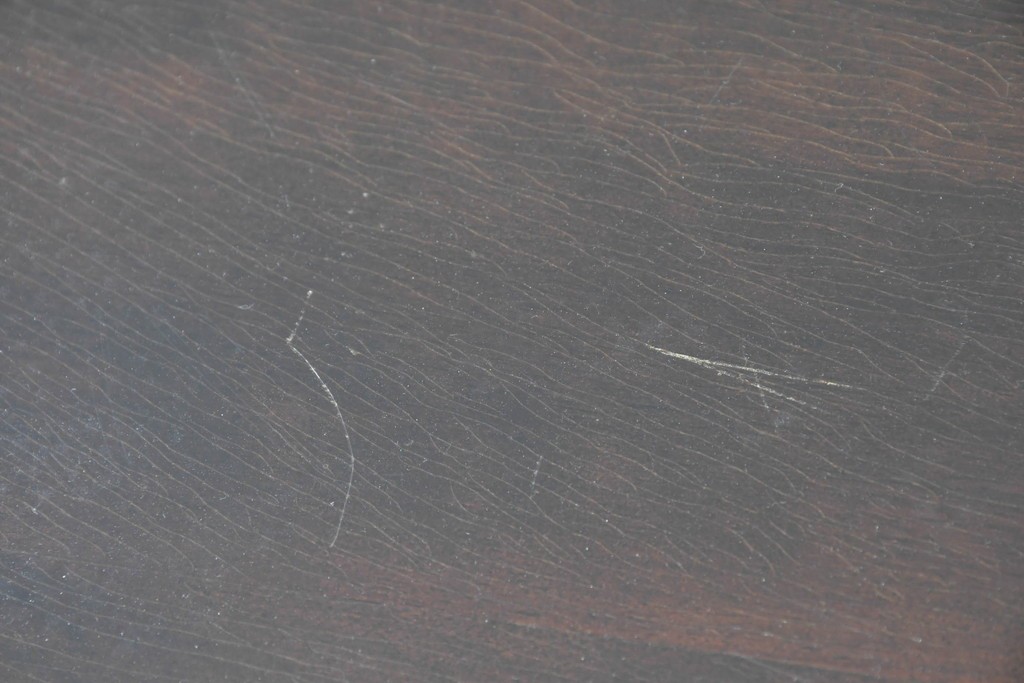 イギリスアンティーク　ウォールナット材　ボール・アンド・クロウの猫脚と彫刻装飾が優美なサイドボード　(R-087784)