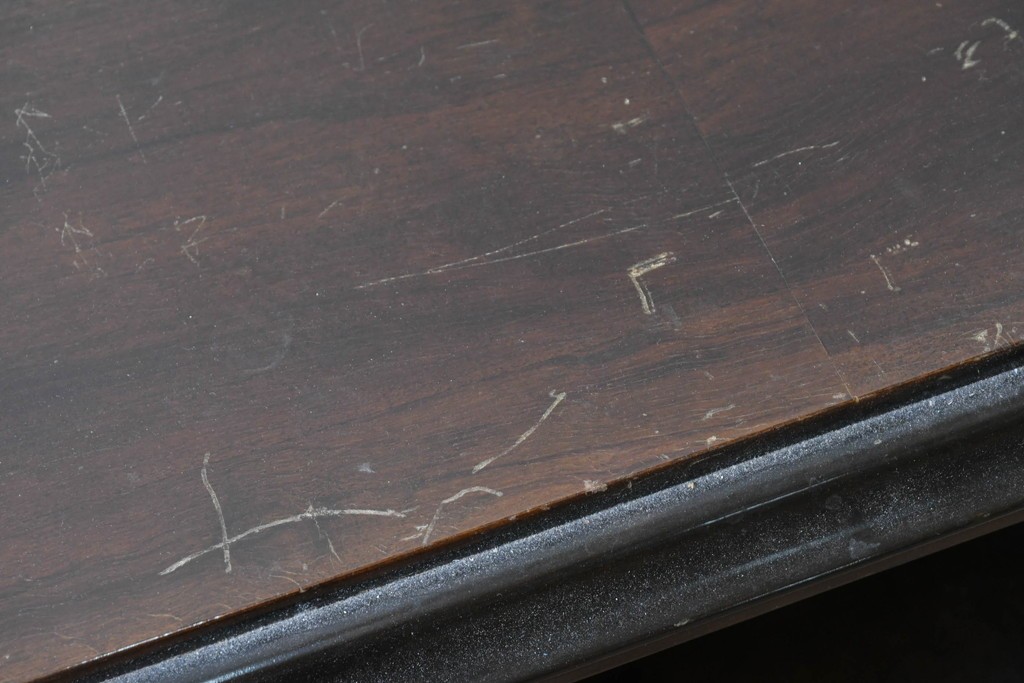 イギリスアンティーク　ウォールナット材　ボール・アンド・クロウの猫脚と彫刻装飾が優美なサイドボード　(R-087784)