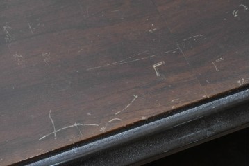 イギリスアンティーク　ウォールナット材　ボール・アンド・クロウの猫脚と彫刻装飾が優美なサイドボード　(R-087784)