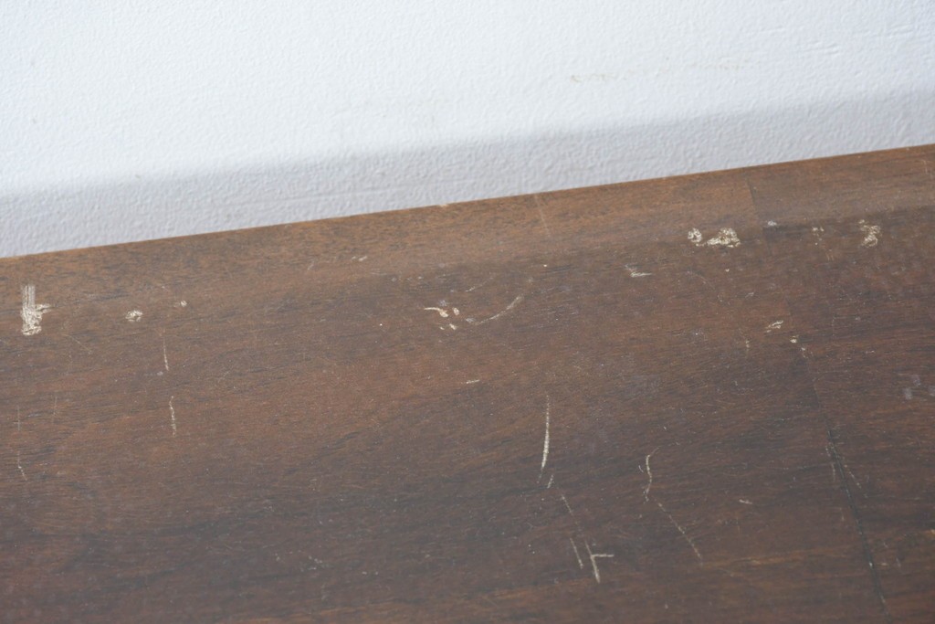 イギリスアンティーク　ウォールナット材　ボール・アンド・クロウの猫脚と彫刻装飾が優美なサイドボード　(R-087784)