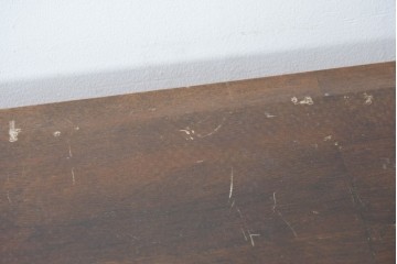 イギリスアンティーク　ウォールナット材　ボール・アンド・クロウの猫脚と彫刻装飾が優美なサイドボード　(R-087784)