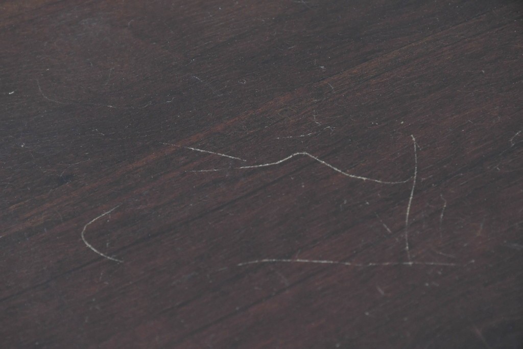 イギリスアンティーク　ウォールナット材　ボール・アンド・クロウの猫脚と彫刻装飾が優美なサイドボード　(R-087784)