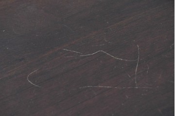 イギリスアンティーク　ウォールナット材　ボール・アンド・クロウの猫脚と彫刻装飾が優美なサイドボード　(R-087784)