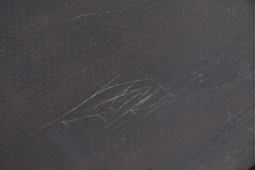 イギリスアンティーク　ウォールナット材　ボール・アンド・クロウの猫脚と彫刻装飾が優美なサイドボード　(R-087784)