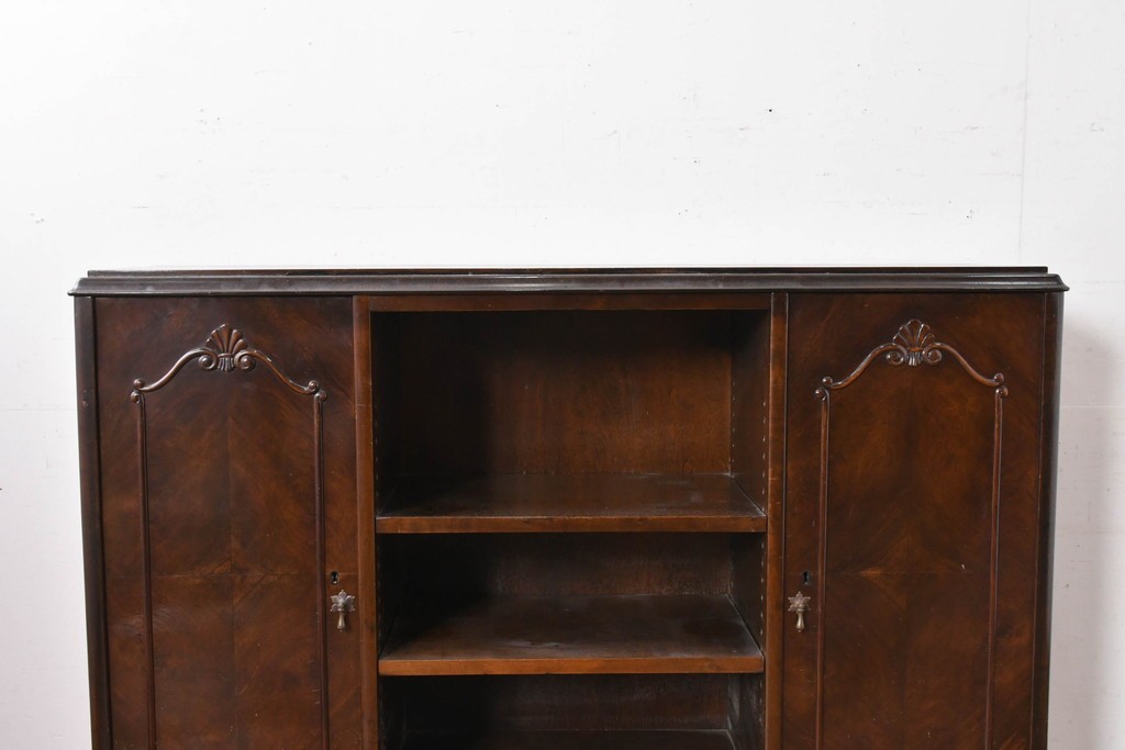 イギリスアンティーク　ウォールナット材　ボール・アンド・クロウの猫脚と彫刻装飾が優美なサイドボード　(R-087784)