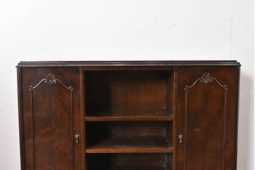 イギリスアンティーク　ウォールナット材　ボール・アンド・クロウの猫脚と彫刻装飾が優美なサイドボード　(R-087784)