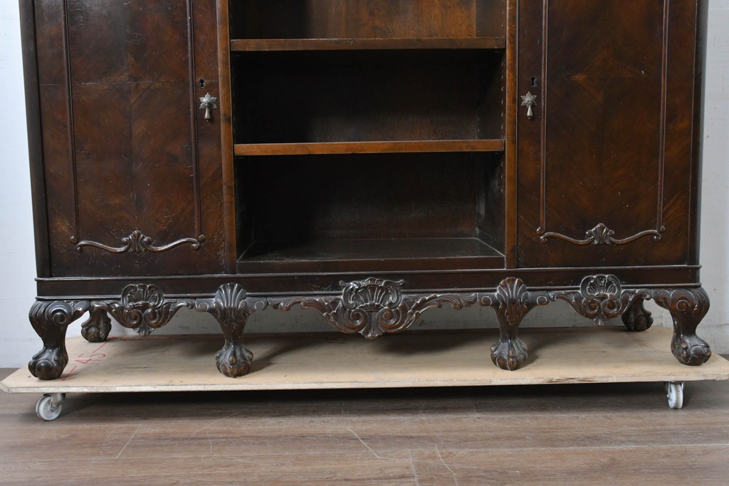 イギリスアンティーク　ウォールナット材　ボール・アンド・クロウの猫脚と彫刻装飾が優美なサイドボード　(R-087784)