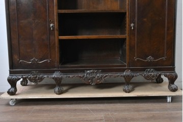 イギリスアンティーク　ウォールナット材　ボール・アンド・クロウの猫脚と彫刻装飾が優美なサイドボード　(R-087784)