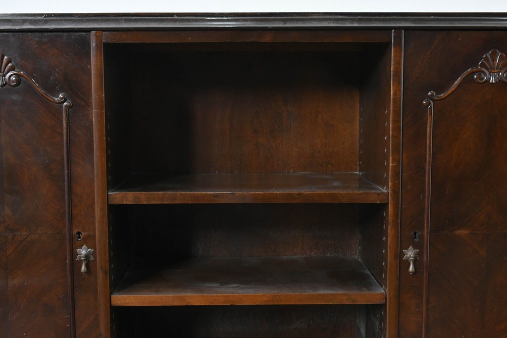 イギリスアンティーク　ウォールナット材　ボール・アンド・クロウの猫脚と彫刻装飾が優美なサイドボード　(R-087784)