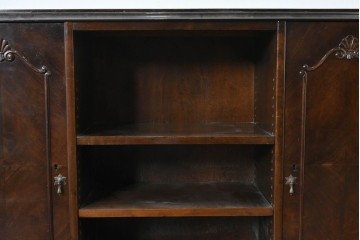 イギリスアンティーク　ウォールナット材　ボール・アンド・クロウの猫脚と彫刻装飾が優美なサイドボード　(R-087784)