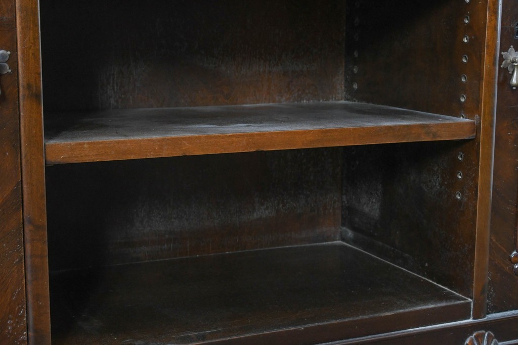 イギリスアンティーク　ウォールナット材　ボール・アンド・クロウの猫脚と彫刻装飾が優美なサイドボード　(R-087784)