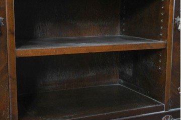 イギリスアンティーク　ウォールナット材　ボール・アンド・クロウの猫脚と彫刻装飾が優美なサイドボード　(R-087784)