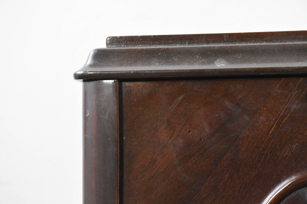 イギリスアンティーク　ウォールナット材　ボール・アンド・クロウの猫脚と彫刻装飾が優美なサイドボード　(R-087784)