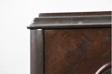 イギリスアンティーク　ウォールナット材　ボール・アンド・クロウの猫脚と彫刻装飾が優美なサイドボード　(R-087784)