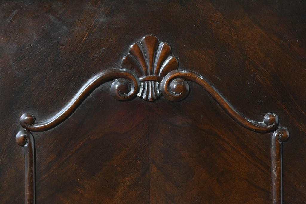 イギリスアンティーク　ウォールナット材　ボール・アンド・クロウの猫脚と彫刻装飾が優美なサイドボード　(R-087784)