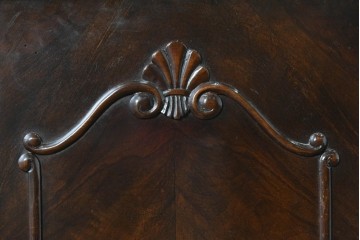 イギリスアンティーク　ウォールナット材　ボール・アンド・クロウの猫脚と彫刻装飾が優美なサイドボード　(R-087784)