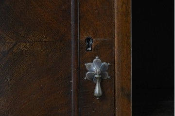 イギリスアンティーク　ウォールナット材　ボール・アンド・クロウの猫脚と彫刻装飾が優美なサイドボード　(R-087784)