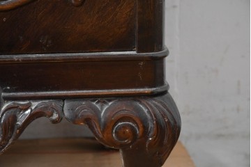 イギリスアンティーク　ウォールナット材　ボール・アンド・クロウの猫脚と彫刻装飾が優美なサイドボード　(R-087784)