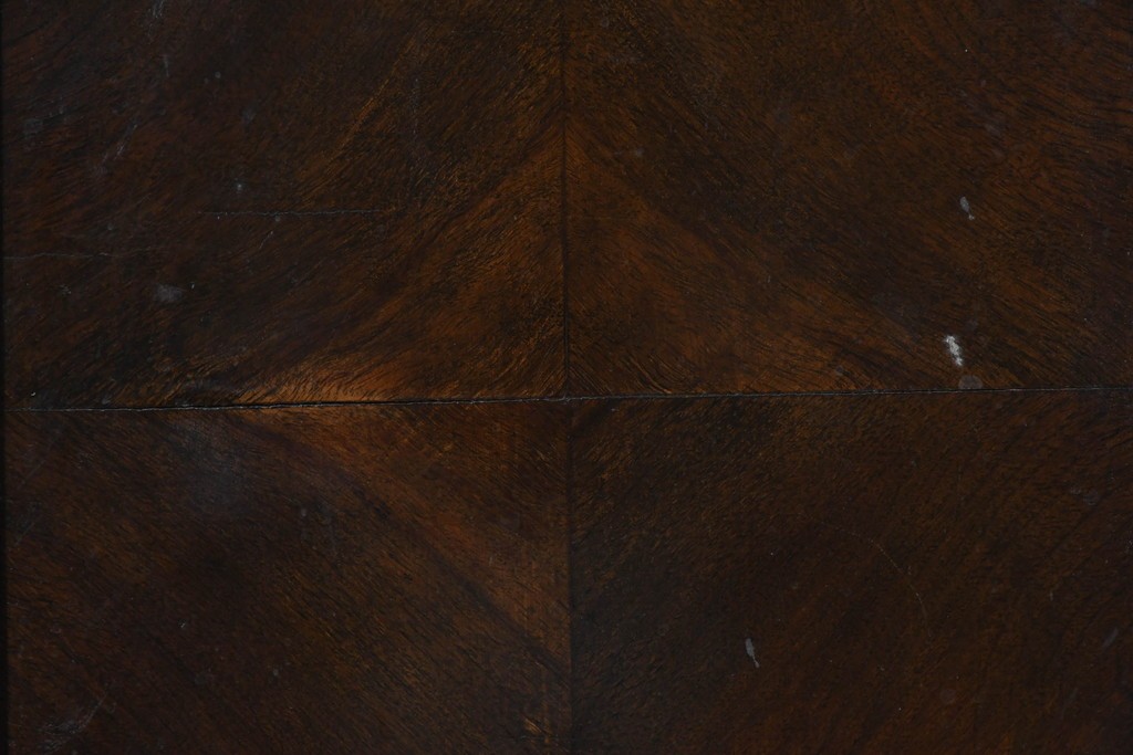 イギリスアンティーク　ウォールナット材　ボール・アンド・クロウの猫脚と彫刻装飾が優美なサイドボード　(R-087784)