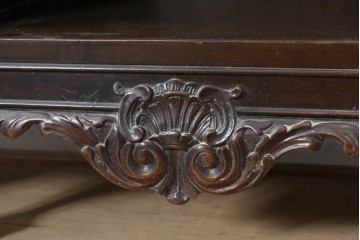 イギリスアンティーク　ウォールナット材　ボール・アンド・クロウの猫脚と彫刻装飾が優美なサイドボード　(R-087784)