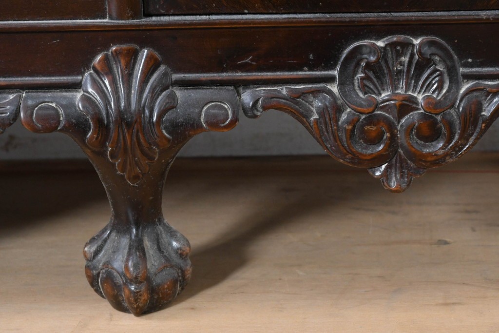 イギリスアンティーク　ウォールナット材　ボール・アンド・クロウの猫脚と彫刻装飾が優美なサイドボード　(R-087784)