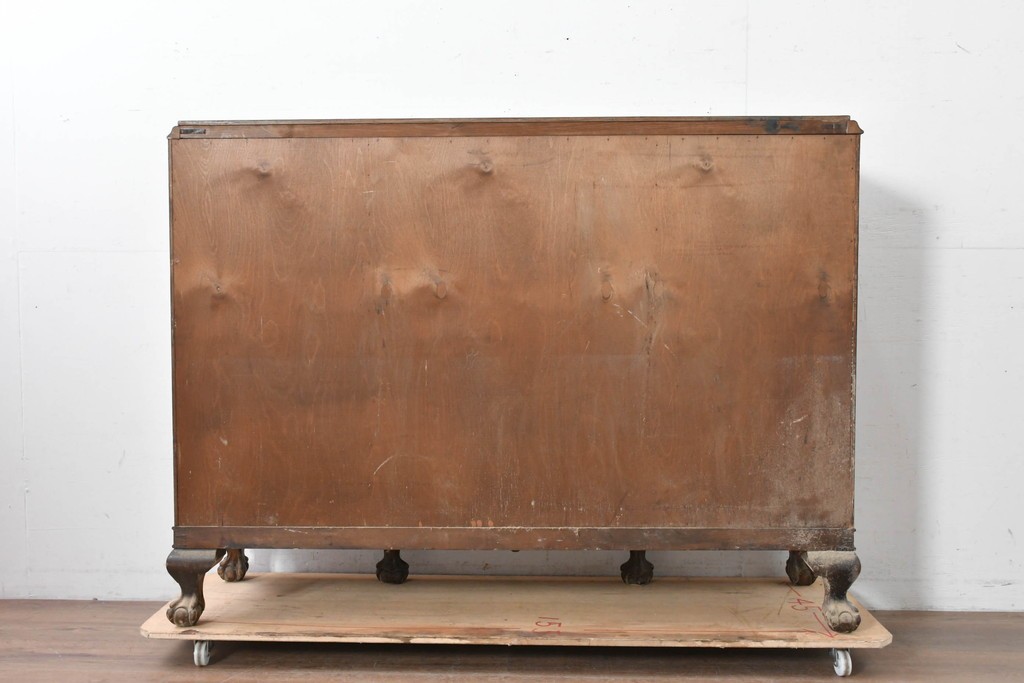 イギリスアンティーク　ウォールナット材　ボール・アンド・クロウの猫脚と彫刻装飾が優美なサイドボード　(R-087784)