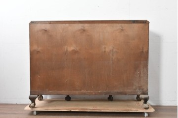 イギリスアンティーク　ウォールナット材　ボール・アンド・クロウの猫脚と彫刻装飾が優美なサイドボード　(R-087784)