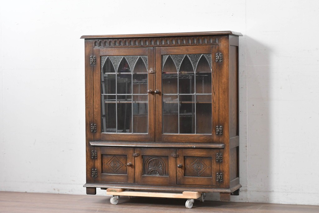 イギリスヴィンテージ　Bevan Funnell(べヴァン ファンネル)　Reprodux(リプロダックス)シリーズ　オーク材　アーチ型のステンドグラスや彫刻装飾が魅力のアンティーク調キャビネット　(R-087785)