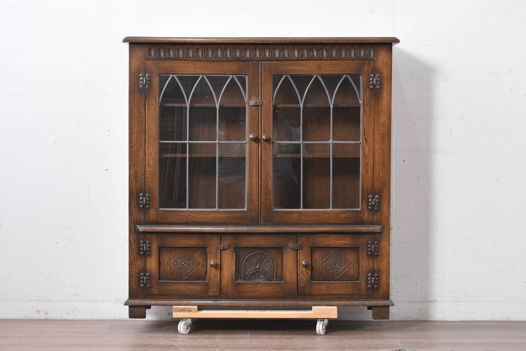 イギリスヴィンテージ　Bevan Funnell(べヴァン ファンネル)　Reprodux(リプロダックス)シリーズ　オーク材　アーチ型のステンドグラスや彫刻装飾が魅力のアンティーク調キャビネット　(R-087785)