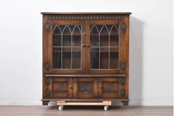 イギリスヴィンテージ　Bevan Funnell(べヴァン ファンネル)　Reprodux(リプロダックス)シリーズ　オーク材　アーチ型のステンドグラスや彫刻装飾が魅力のアンティーク調キャビネット　(R-087785)