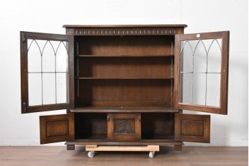 イギリスヴィンテージ　Bevan Funnell(べヴァン ファンネル)　Reprodux(リプロダックス)シリーズ　オーク材　アーチ型のステンドグラスや彫刻装飾が魅力のアンティーク調キャビネット　(R-087785)