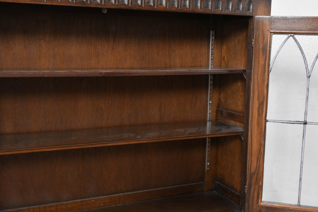 イギリスヴィンテージ　Bevan Funnell(べヴァン ファンネル)　Reprodux(リプロダックス)シリーズ　オーク材　アーチ型のステンドグラスや彫刻装飾が魅力のアンティーク調キャビネット　(R-087785)