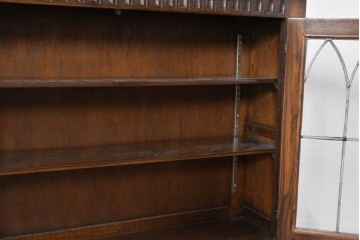 イギリスヴィンテージ　Bevan Funnell(べヴァン ファンネル)　Reprodux(リプロダックス)シリーズ　オーク材　アーチ型のステンドグラスや彫刻装飾が魅力のアンティーク調キャビネット　(R-087785)