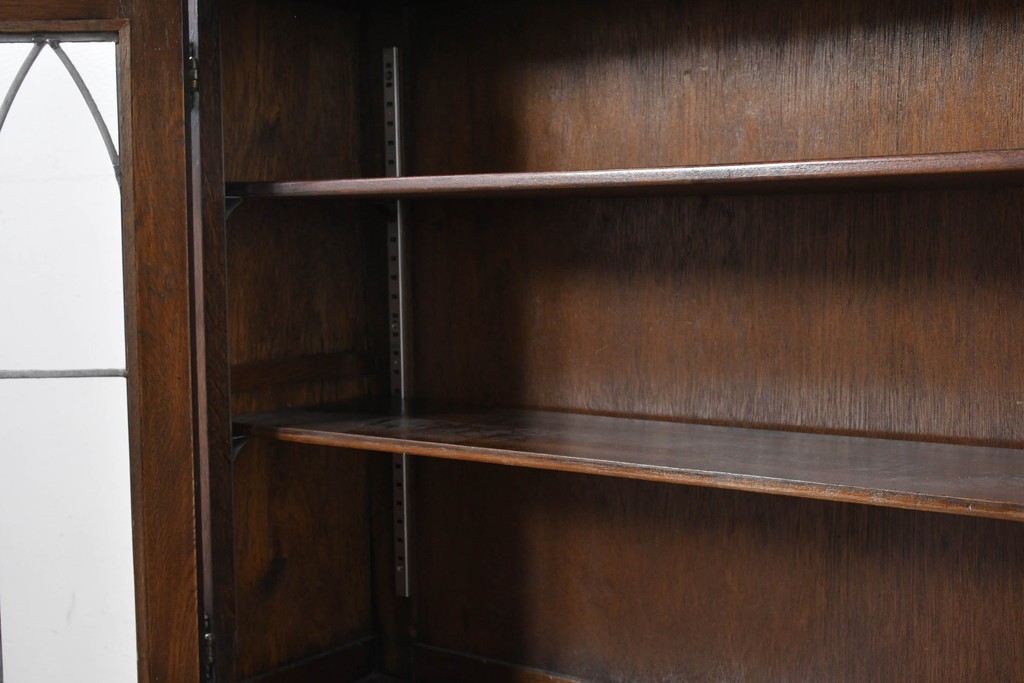 イギリスヴィンテージ　Bevan Funnell(べヴァン ファンネル)　Reprodux(リプロダックス)シリーズ　オーク材　アーチ型のステンドグラスや彫刻装飾が魅力のアンティーク調キャビネット　(R-087785)