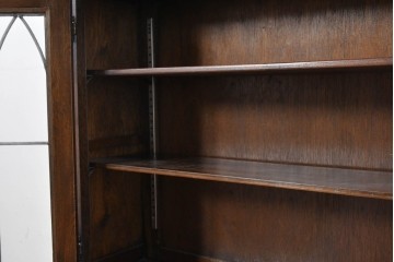 イギリスヴィンテージ　Bevan Funnell(べヴァン ファンネル)　Reprodux(リプロダックス)シリーズ　オーク材　アーチ型のステンドグラスや彫刻装飾が魅力のアンティーク調キャビネット　(R-087785)