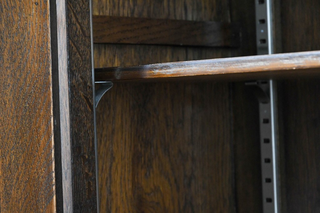 イギリスヴィンテージ　Bevan Funnell(べヴァン ファンネル)　Reprodux(リプロダックス)シリーズ　オーク材　アーチ型のステンドグラスや彫刻装飾が魅力のアンティーク調キャビネット　(R-087785)