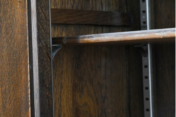 イギリスヴィンテージ　Bevan Funnell(べヴァン ファンネル)　Reprodux(リプロダックス)シリーズ　オーク材　アーチ型のステンドグラスや彫刻装飾が魅力のアンティーク調キャビネット　(R-087785)