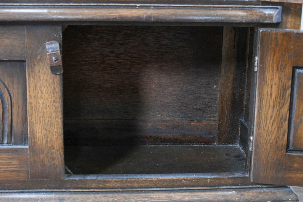 イギリスヴィンテージ　Bevan Funnell(べヴァン ファンネル)　Reprodux(リプロダックス)シリーズ　オーク材　アーチ型のステンドグラスや彫刻装飾が魅力のアンティーク調キャビネット　(R-087785)