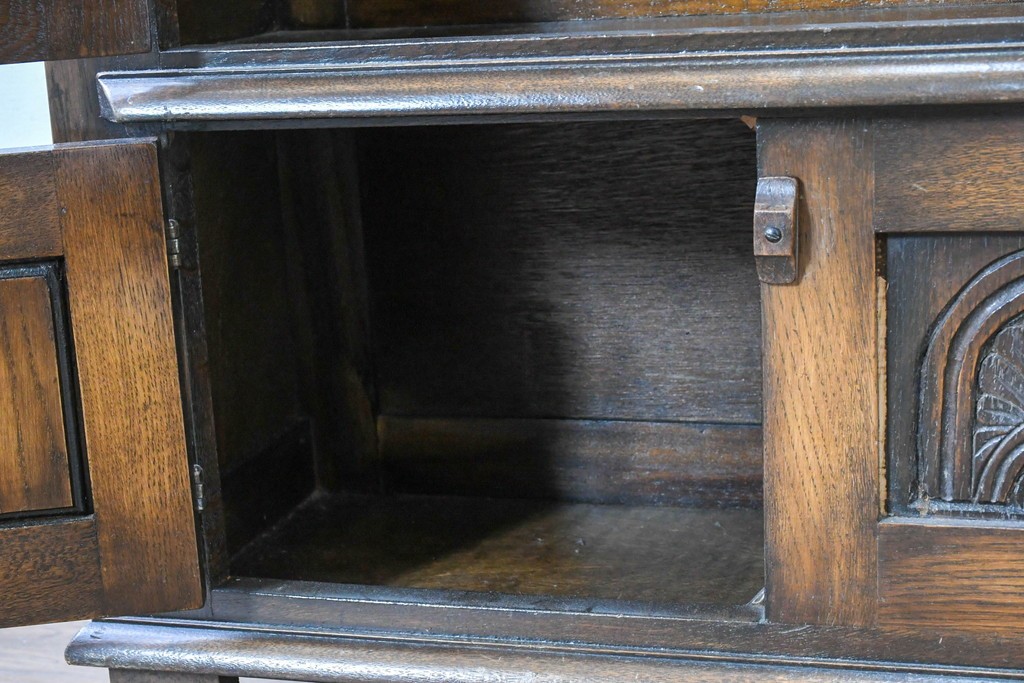 イギリスヴィンテージ　Bevan Funnell(べヴァン ファンネル)　Reprodux(リプロダックス)シリーズ　オーク材　アーチ型のステンドグラスや彫刻装飾が魅力のアンティーク調キャビネット　(R-087785)