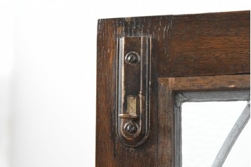 イギリスヴィンテージ　Bevan Funnell(べヴァン ファンネル)　Reprodux(リプロダックス)シリーズ　オーク材　アーチ型のステンドグラスや彫刻装飾が魅力のアンティーク調キャビネット　(R-087785)