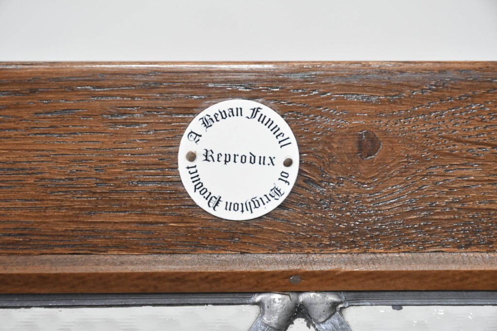 イギリスヴィンテージ　Bevan Funnell(べヴァン ファンネル)　Reprodux(リプロダックス)シリーズ　オーク材　アーチ型のステンドグラスや彫刻装飾が魅力のアンティーク調キャビネット　(R-087785)