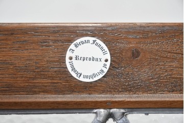 イギリスヴィンテージ　Bevan Funnell(べヴァン ファンネル)　Reprodux(リプロダックス)シリーズ　オーク材　アーチ型のステンドグラスや彫刻装飾が魅力のアンティーク調キャビネット　(R-087785)