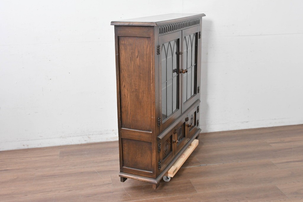 イギリスヴィンテージ　Bevan Funnell(べヴァン ファンネル)　Reprodux(リプロダックス)シリーズ　オーク材　アーチ型のステンドグラスや彫刻装飾が魅力のアンティーク調キャビネット　(R-087785)