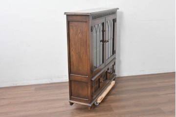 イギリスヴィンテージ　Bevan Funnell(べヴァン ファンネル)　Reprodux(リプロダックス)シリーズ　オーク材　アーチ型のステンドグラスや彫刻装飾が魅力のアンティーク調キャビネット　(R-087785)