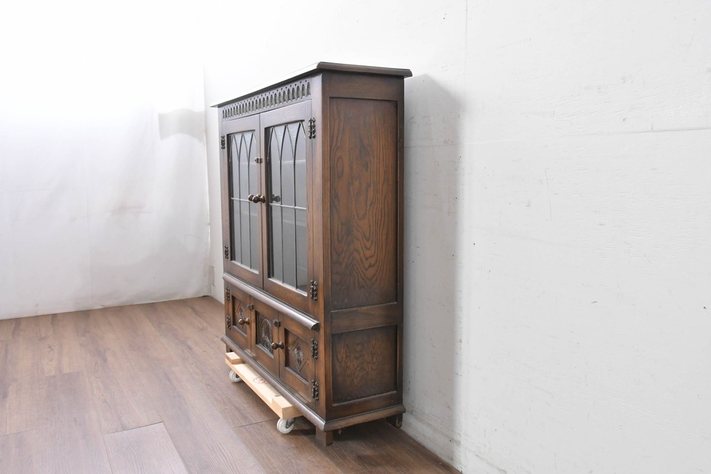 イギリスヴィンテージ　Bevan Funnell(べヴァン ファンネル)　Reprodux(リプロダックス)シリーズ　オーク材　アーチ型のステンドグラスや彫刻装飾が魅力のアンティーク調キャビネット　(R-087785)