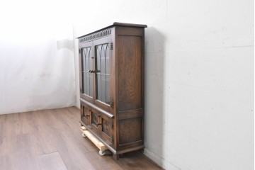 イギリスヴィンテージ　Bevan Funnell(べヴァン ファンネル)　Reprodux(リプロダックス)シリーズ　オーク材　アーチ型のステンドグラスや彫刻装飾が魅力のアンティーク調キャビネット　(R-087785)